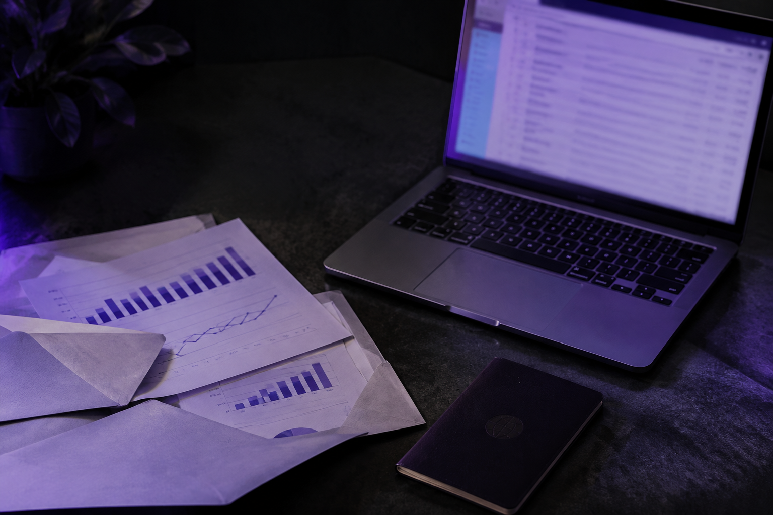 Envelopes abertos com extratos e gráficos ao lado de um notebook com a caixa de e-mail aberta, as pistas que o agente de IA usou para deduzir a renda